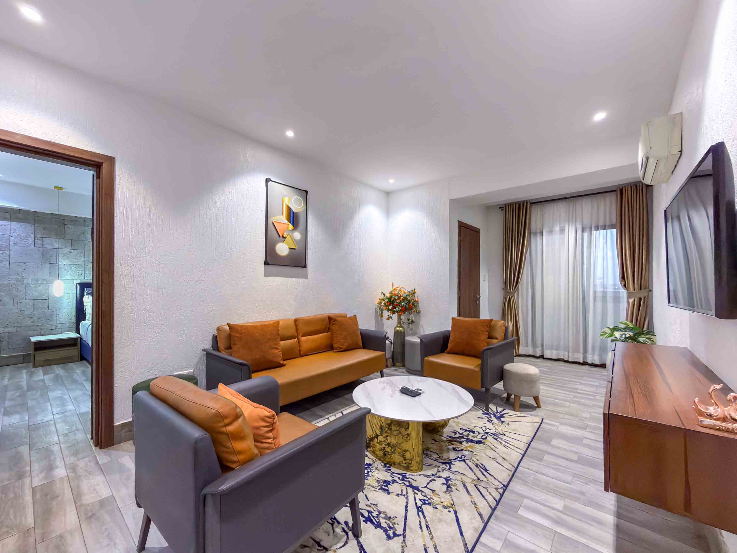 EXECUTIVE SUITE - Image 1